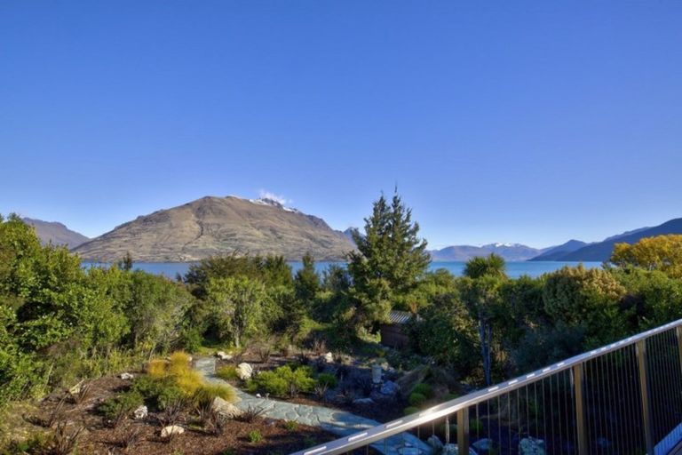 Photo of property in 34 Cedar Drive, Kelvin Heights, Queenstown, 9300