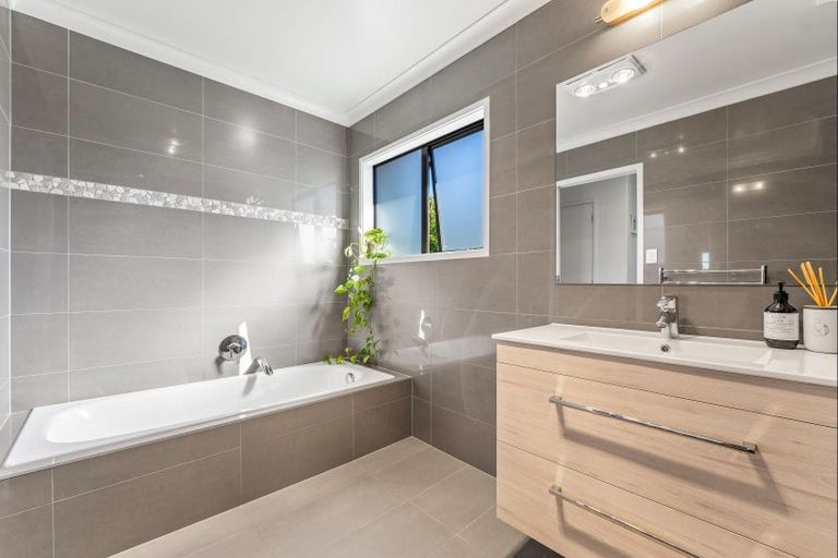 Photo of property in 2 Wonderview Road, Leigh, 0985