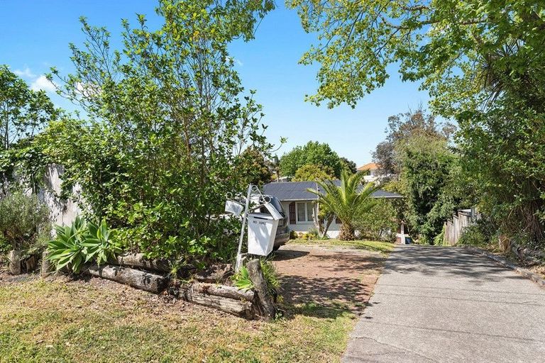 Photo of property in 26 Selwyn Crescent, Forrest Hill, Auckland, 0620