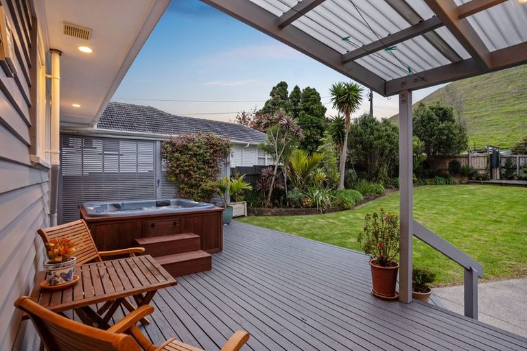Photo of property in 20 Kapuka Road, Mangere Bridge, Auckland, 2022