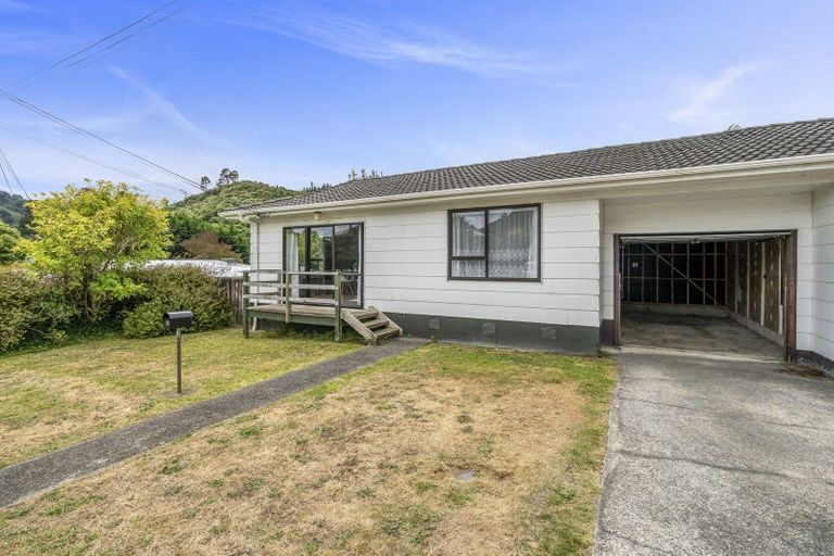 Photo of property in 1a Sunny Grove, Wainuiomata, Lower Hutt, 5014