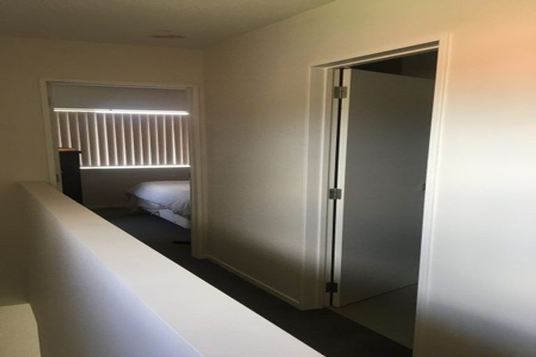 Photo of property in 28/11 Ray Small Drive, Papakura, 2110