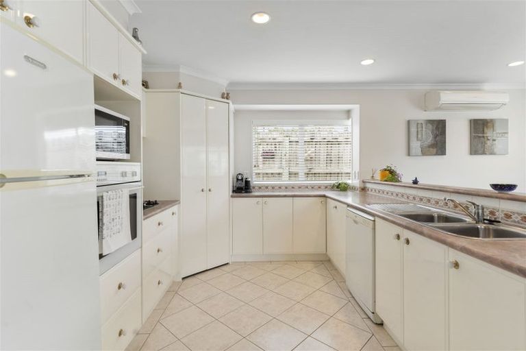 Photo of property in 6 Corta Bella Place, Golflands, Auckland, 2013