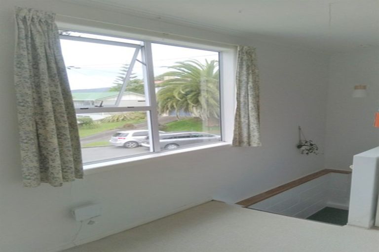 Photo of property in 1/10 Mckelvey Place, Tawa, Wellington, 5028