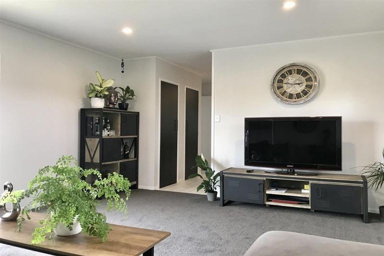 Photo of property in 2/77 Luanda Drive, Ranui, Auckland, 0612