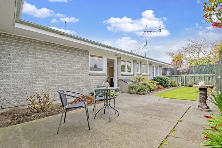 Photo of property in 2/7 Curletts Road, Sockburn, Christchurch, 8042