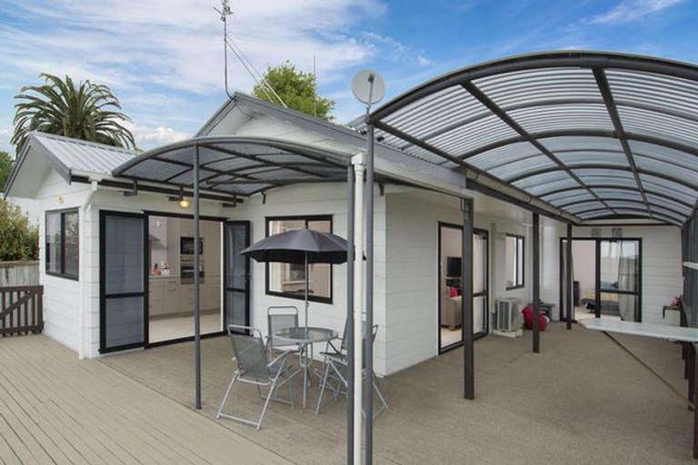 Photo of property in 32 Ruze Vida Drive, Massey, Auckland, 0614