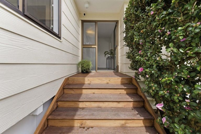 Photo of property in 2/26 Sunward Rise, Glenfield, Auckland, 0629