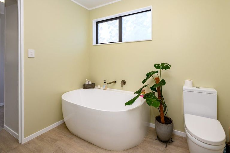 Photo of property in 3 Lindaver Grove, Merrilands, New Plymouth, 4312