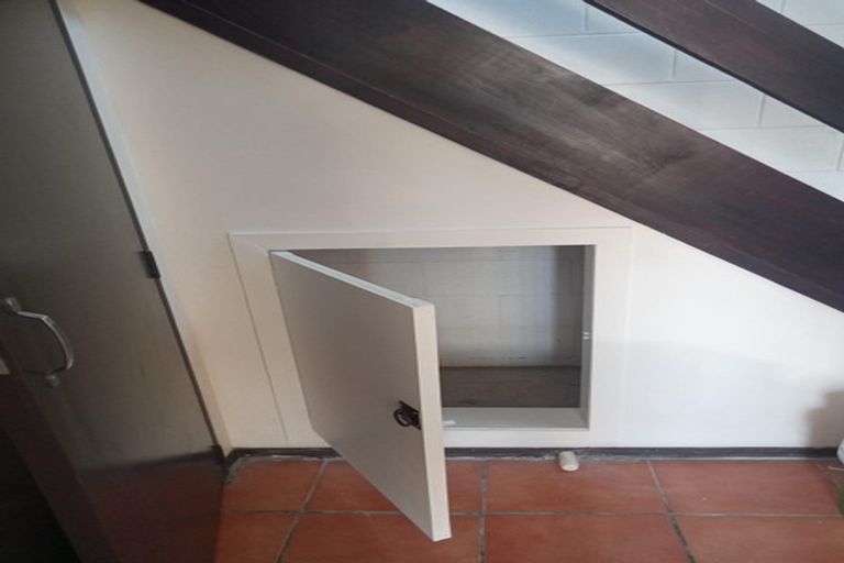 Photo of property in 140 Akaroa Drive, Maupuia, Wellington, 6022