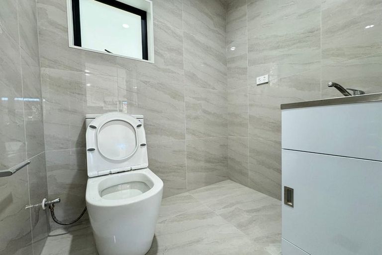 Photo of property in 100a Everglade Drive, Totara Heights, Auckland, 2105