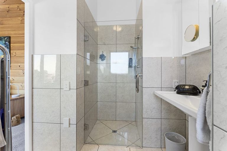 Photo of property in 10 Ridge Lane, New Plymouth, 4310