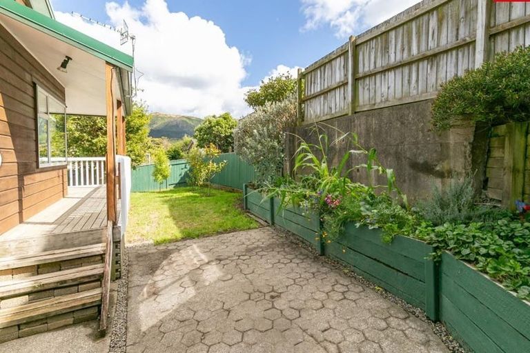 Photo of property in 21 Mexted Terrace, Tawa, Wellington, 5028