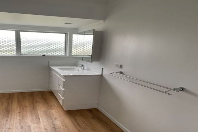 Photo of property in 135 View Road, Sunnyvale, Auckland, 0612