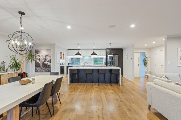 Photo of property in 60 Roberts Road, Matakatia, Whangaparaoa, 0930