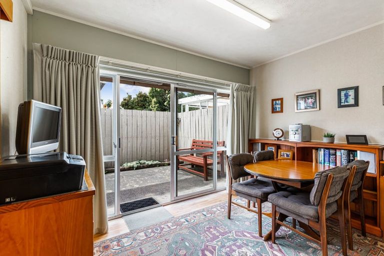 Photo of property in 1/2 Edwards Avenue, Henderson, Auckland, 0610