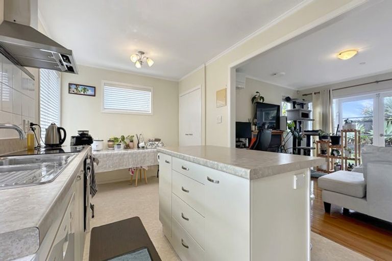 Photo of property in 36 Fairmount Road, Titirangi, Auckland, 0604