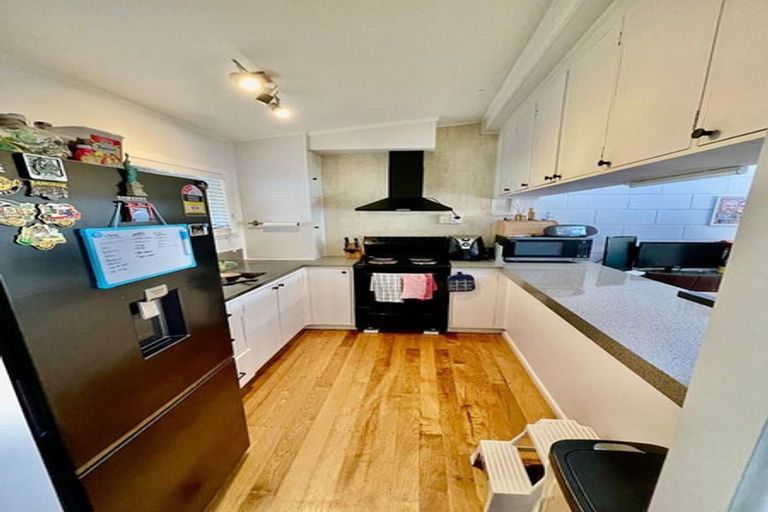 Photo of property in 2/289 Glenfield Road, Glenfield, Auckland, 0629