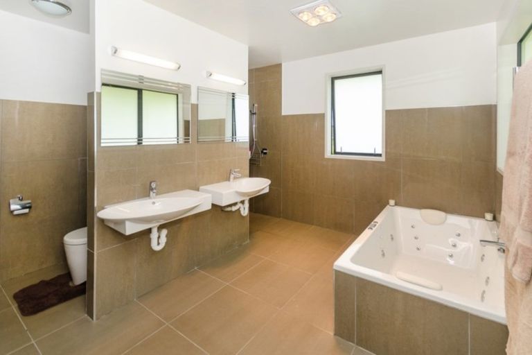 Photo of property in 480 Creightons Road, Clevedon, Papakura, 2582