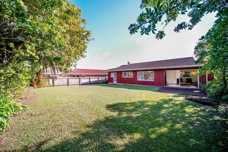 Photo of property in 25 Tupaki Place, Pakuranga Heights, Auckland, 2010