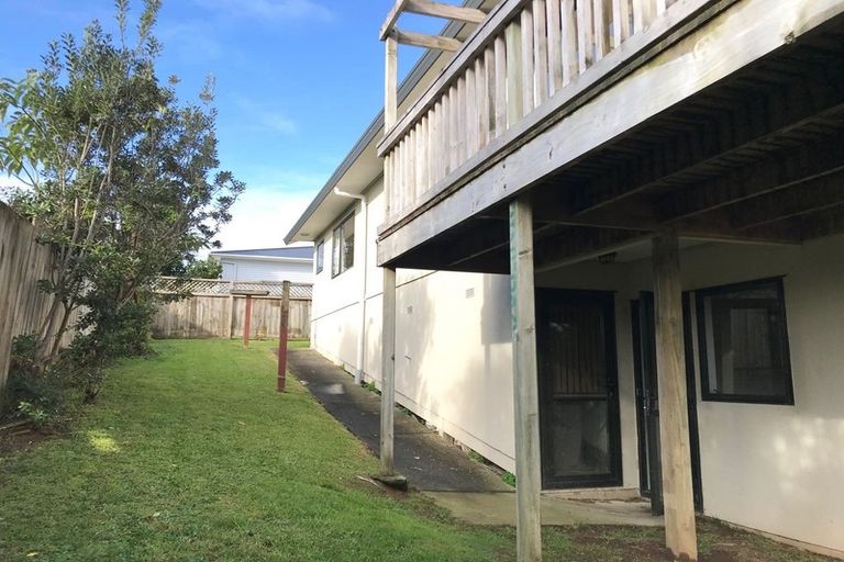 Photo of property in 15 Springside Place, New Lynn, Auckland, 0600