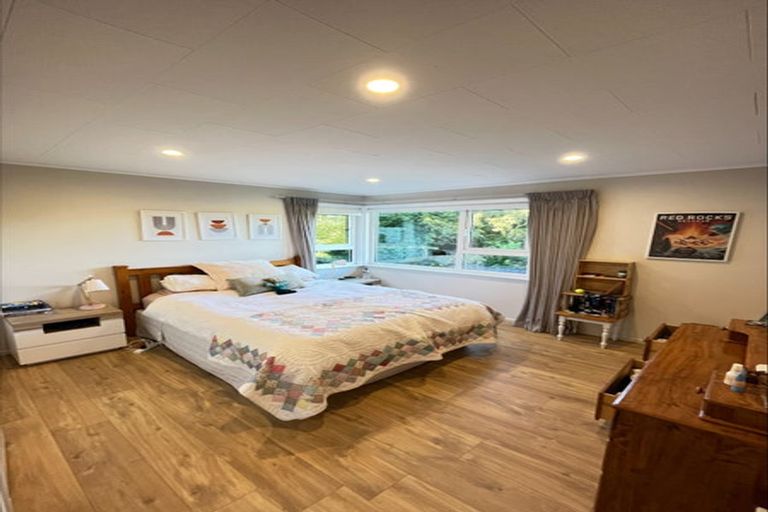 Photo of property in 28 Alwyn Place, Newlands, Wellington, 6037