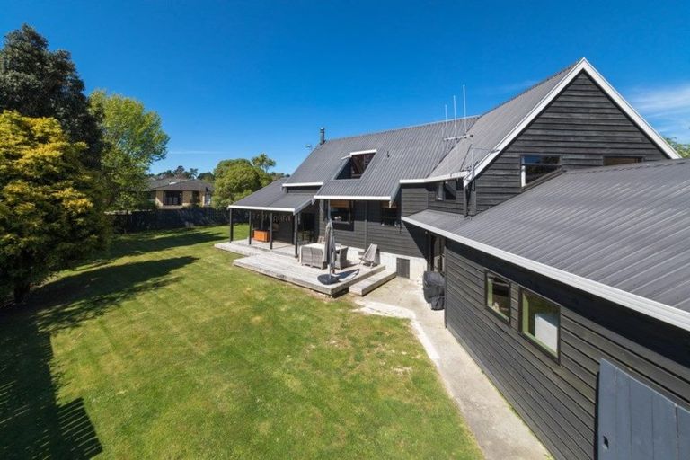 Photo of property in 11 Hillgrove Place, Fitzherbert, Palmerston North, 4410