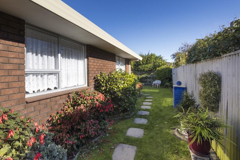 Photo of property in 8 Edgecombe Court, Roslyn, Palmerston North, 4414
