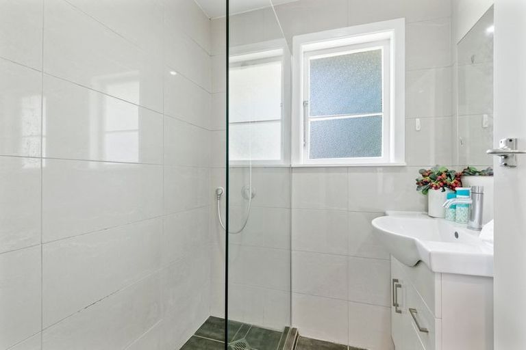 Photo of property in 1/186 Archers Road, Glenfield, Auckland, 0629