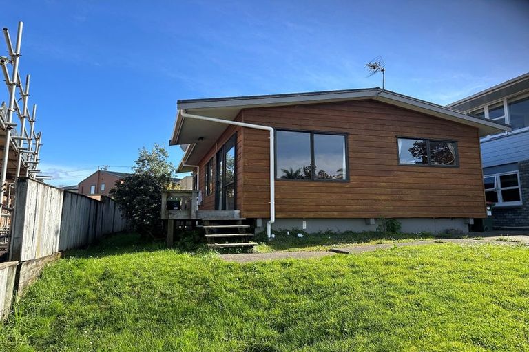 Photo of property in 1 Worthington Place, West Harbour, Auckland, 0618