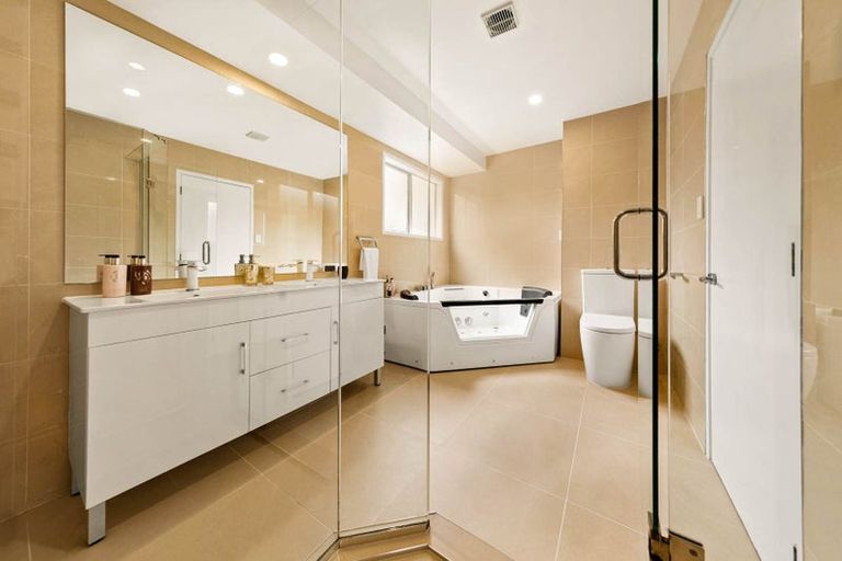 Photo of property in 18 Burgundy Park Avenue, Henderson, Auckland, 0612