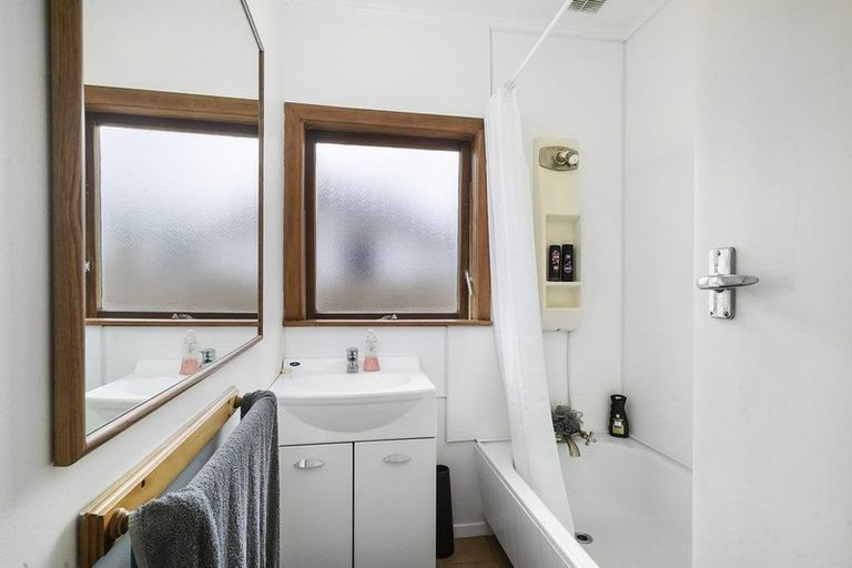 Photo of property in 140 Wainuiomata Road, Wainuiomata, Lower Hutt, 5014