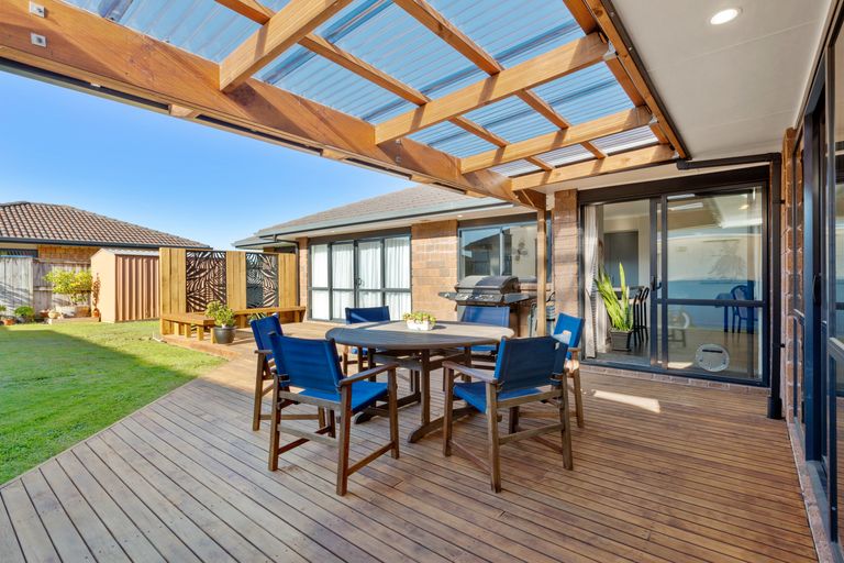 Photo of property in 12 Whitford Place, Rototuna North, Hamilton, 3210