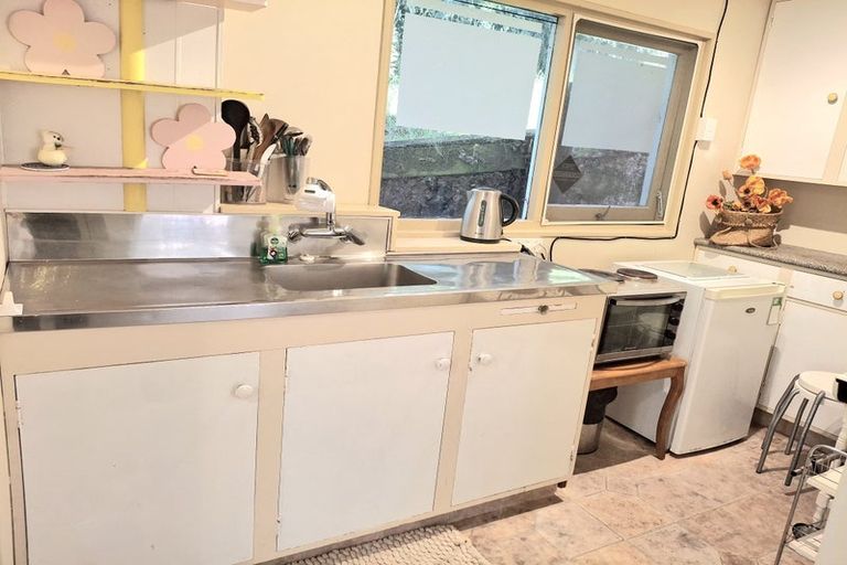 Photo of property in 10 Cyclarama Crescent, Massey, Auckland, 0614