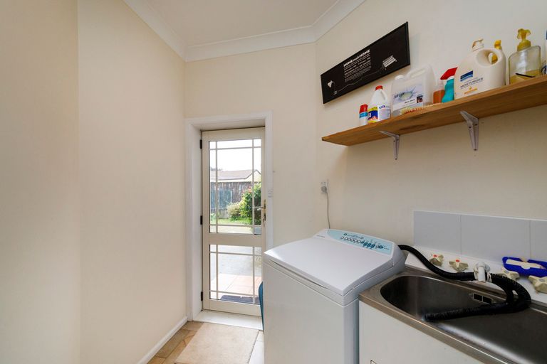 Photo of property in 4 The Oaks, Awapuni, Palmerston North, 4412