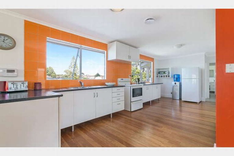 Photo of property in 73 Oreil Avenue, West Harbour, Auckland, 0618