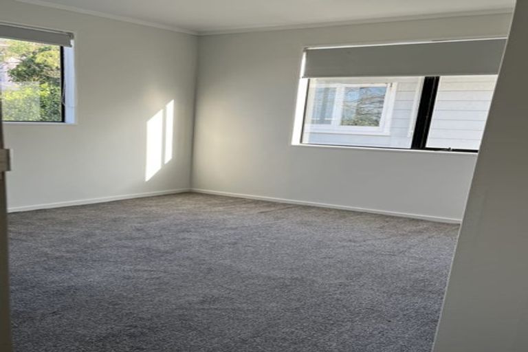 Photo of property in 2/523 Glenfield Road, Glenfield, Auckland, 0629