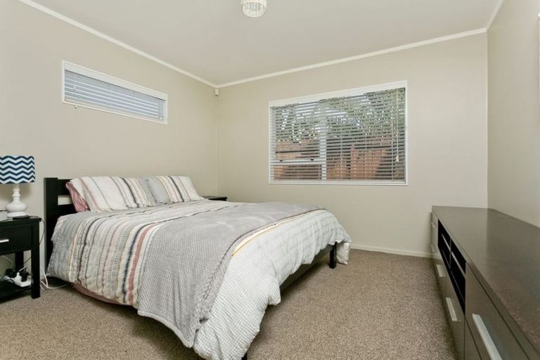 Photo of property in 2/1 Caribbean Drive, Unsworth Heights, Auckland, 0632