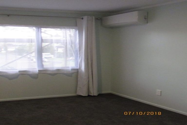 Photo of property in 16 Kerlin Crescent, West Harbour, Auckland, 0618