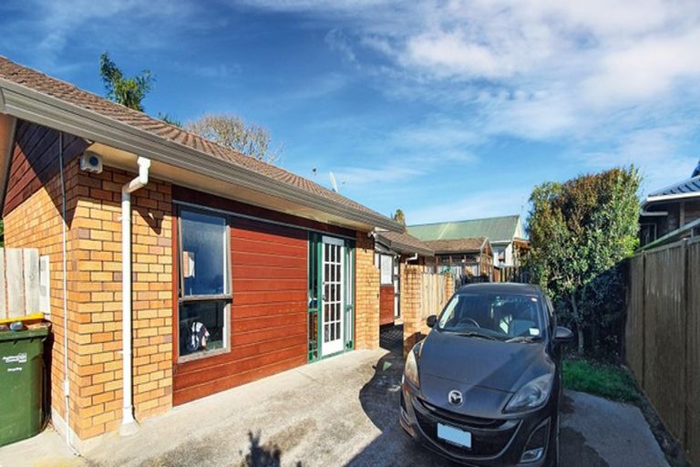 Photo of property in 7b Harrybrook Road, Green Bay, Auckland, 0604