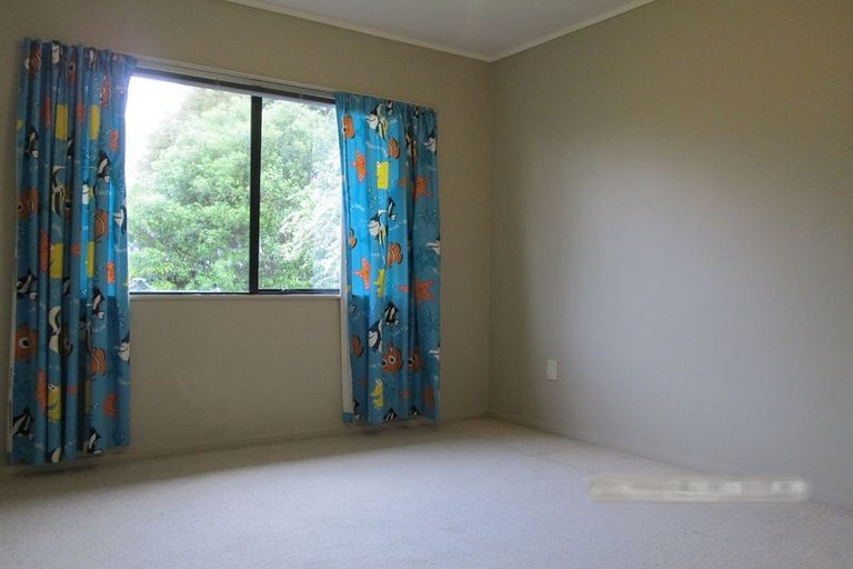 Photo of property in 2/30 Barbados Drive, Unsworth Heights, Auckland, 0632