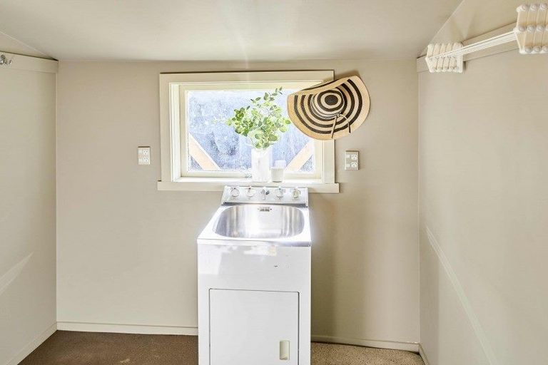 Photo of property in 9 Glendavar Street, Berhampore, Wellington, 6023