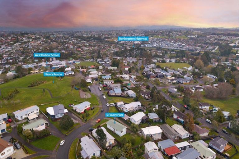 Photo of property in 5 Flaunty Place, West Harbour, Auckland, 0618