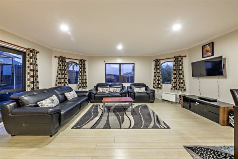 Photo of property in 36 Piper Place, Goodwood Heights, Auckland, 2105