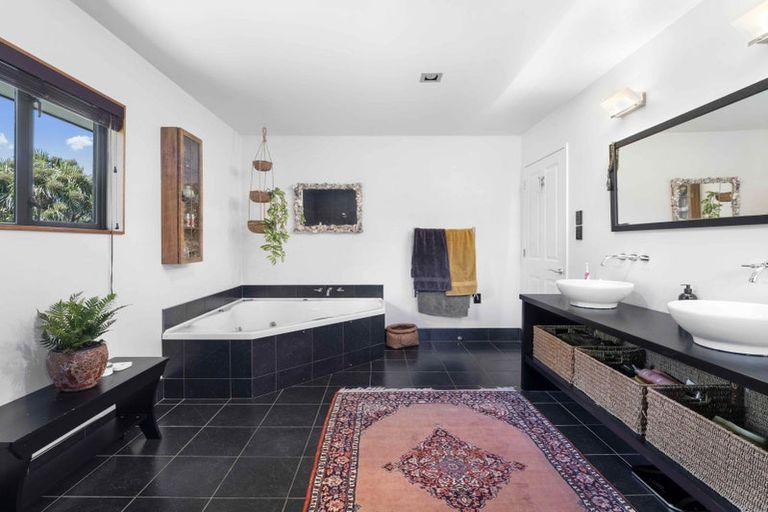 Photo of property in 424 Tararua Road, Levin, 5571