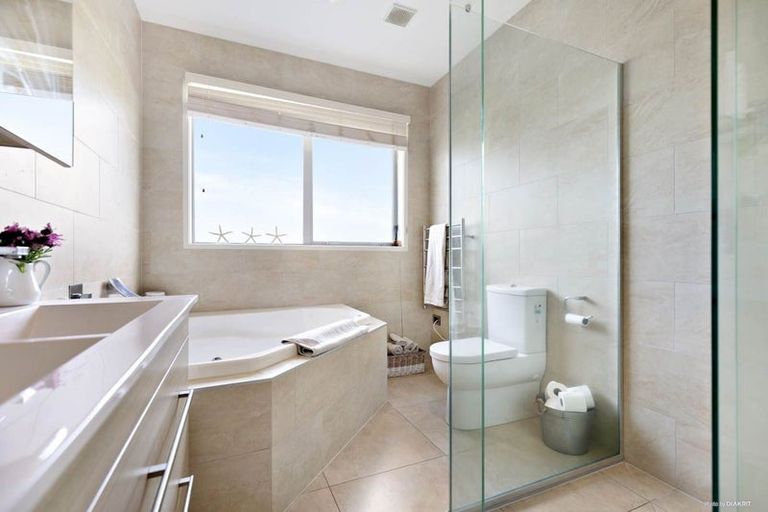 Photo of property in 41 Namsan Close, Fairview Heights, Auckland, 0632