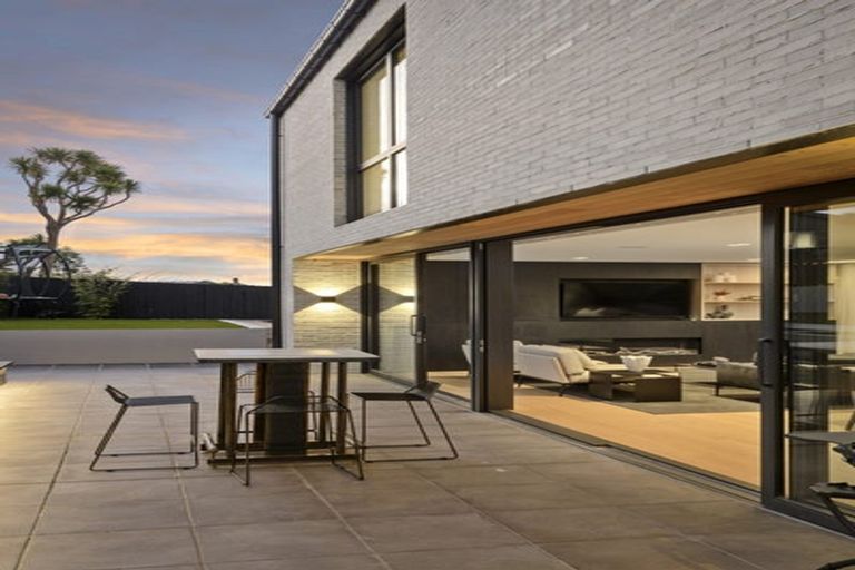 Photo of property in 32 Mount Pleasant Road, Mount Pleasant, Christchurch, 8081