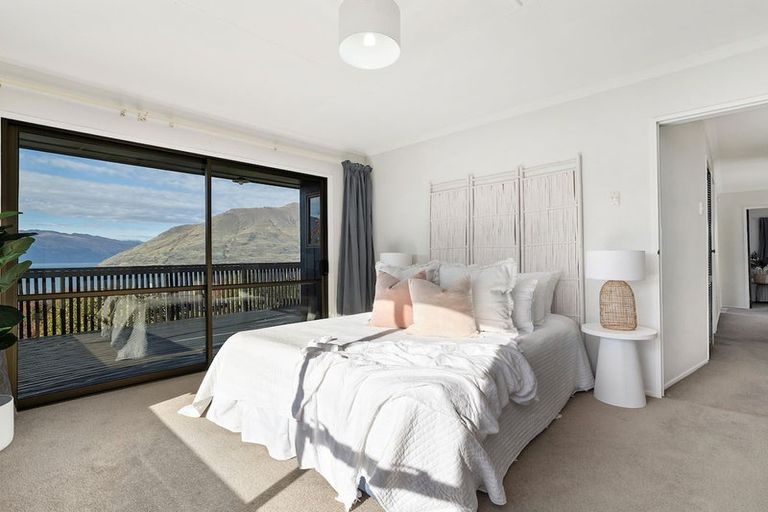 Photo of property in 44 Wynyard Crescent, Fernhill, Queenstown, 9300