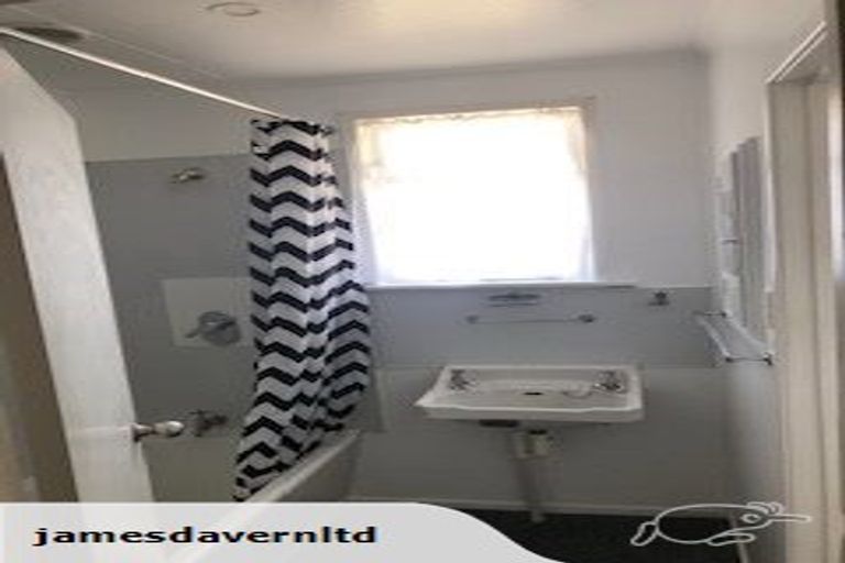 Photo of property in 6 Taipari Road, Te Atatu Peninsula, Auckland, 0610