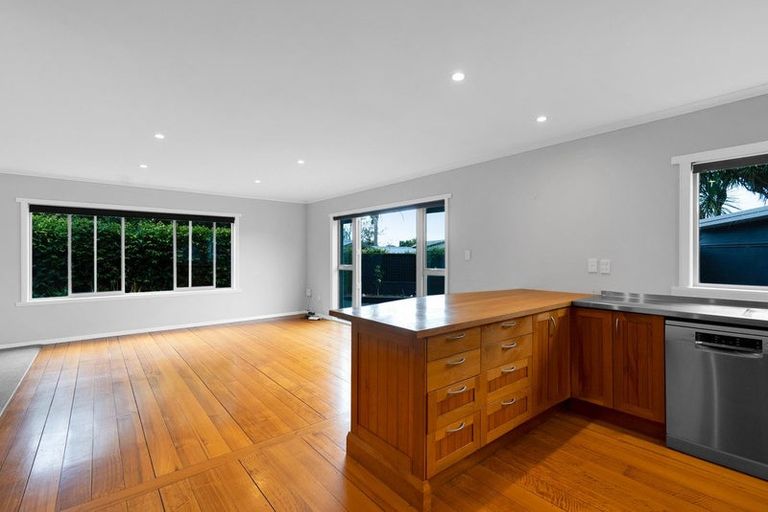 Photo of property in 82 Wairau Road, Oakura, 4314